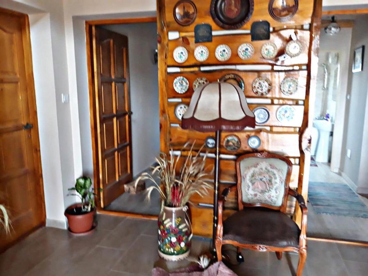 Ferienwohnung La Curtea Veche Lapus Exterior foto